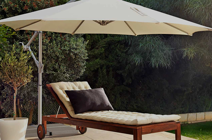 Hvordan påvirker materialet fra parasollerne holdbarhed og solbeskyttelse?